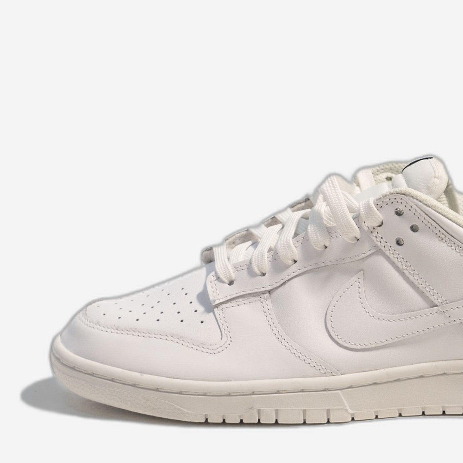 Nike Dunk Low "Triple White" – Detail